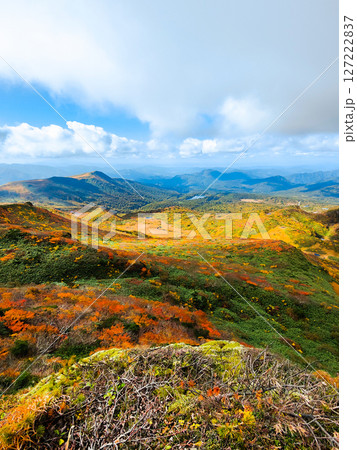 秋の栗駒山登山（栗駒山～秣岳：須川湖・秣岳方面の眺め） 127222837