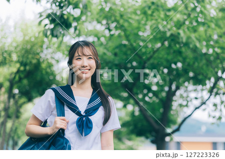 通学中の夏服の女子高生 通学中の夏服の女子高生 127223326