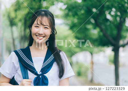 通学中の夏服の女子高生 127223329