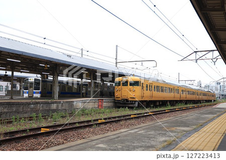 【JR九州・JR西日本】415系1500番台と115系3000番台（山陽本線：下関駅） 127223413
