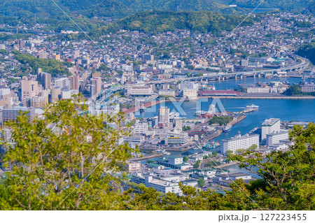 （長崎県）弓張岳展望台から眺める佐世保中心街・港　夕景 127223455