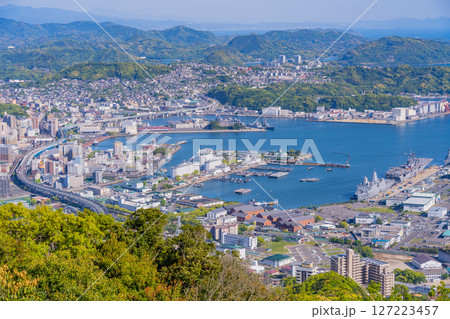 （長崎県）弓張岳展望台から眺める佐世保中心街・港　夕景 127223457
