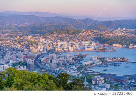 (長崎県)弓張岳展望台から眺める佐世保中心街・港 夕景 (長崎県)弓張岳展望台から眺める佐世保中心街・港 夕景 127223460