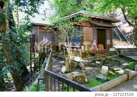 宇宙エネルギーが降注ぎ京の都の鬼門を護る… 鞍馬寺『冬柏亭』 127223520