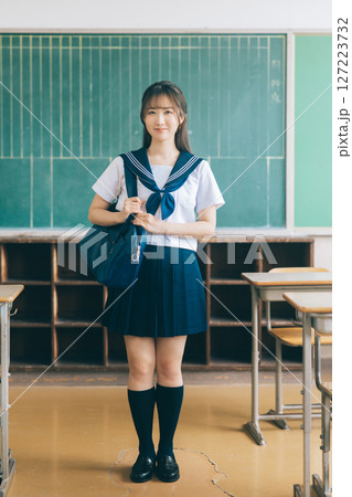 教室に立つ高校生 127223732