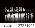 バスケットボールの足元シルエット 127224007