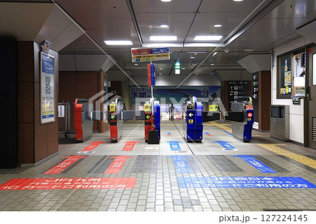 【JR西日本】下関駅の改札口（山陽本線） 127224145