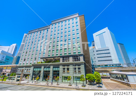 日本の横浜都市景観 横浜ランドマークタワーやホテルメッツ、桜木町駅 新南口、横浜市役所などを望む 日本の横浜都市景観 横浜ランドマークタワーやホテルメッツ、桜木町駅 新南口、横浜市役所などを望む 127224171