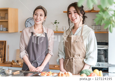 料理教室・クッキングスクールで料理を教える講師の女性と生徒の女性 127224195