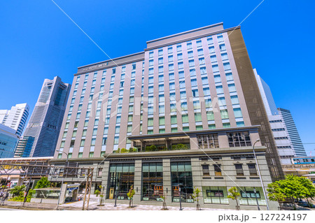 日本の横浜都市景観 横浜ランドマークタワーやホテルメッツ、桜木町駅　新南口、京浜東北線などを望む 127224197