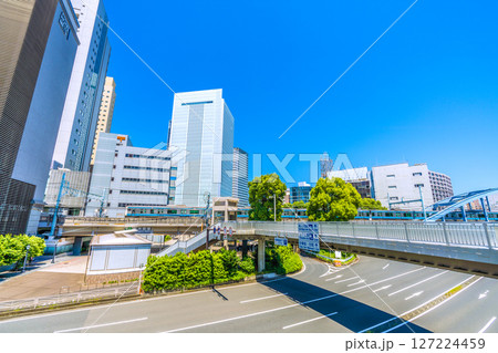 日本の横浜都市景観 桜木橋や桜木町駅　新南口（市役所口）、横浜市役所、電車などを望む 127224459