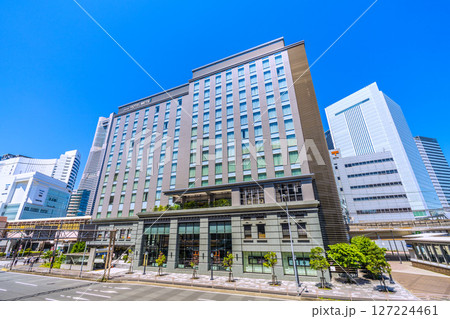 日本の横浜都市景観 横浜ランドマークタワーやホテルメッツ、桜木町駅　新南口、横浜市役所などを望む 127224461