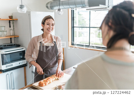 料理教室・クッキングスクールで料理を教える講師の女性と生徒の女性の後ろ姿 料理教室・クッキングスクールで料理を教える講師の女性と生徒の女性の後ろ姿 127224462