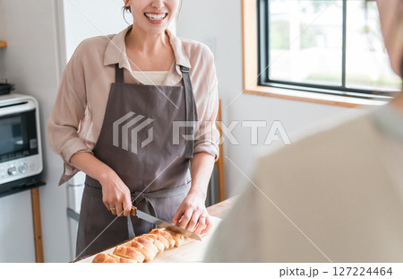 料理教室・クッキングスクールで料理を教える講師の女性と生徒の女性の後ろ姿 127224464