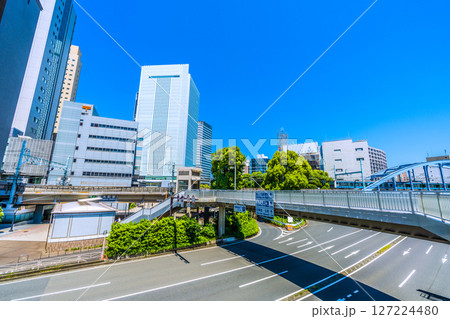 日本の横浜都市景観 桜木橋や桜木町駅　新南口（市役所口）、横浜市役所、電車などを望む 127224480