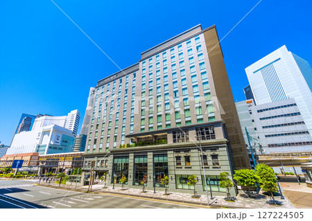 日本の横浜都市景観 横浜ランドマークタワーやホテルメッツ、桜木町駅　新南口、横浜市役所などを望む 127224505
