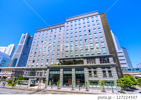 日本の横浜都市景観 横浜ランドマークタワーやホテルメッツ、桜木町駅　新南口、横浜市役所などを望む 127224507