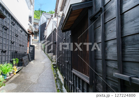 小路の板壁 127224800