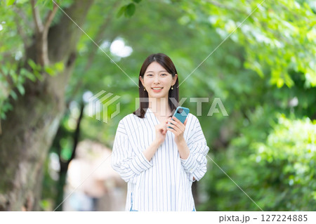 女性　スマートフォン　スマホ 127224885