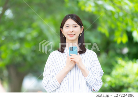 女性　スマートフォン　スマホ 127224886