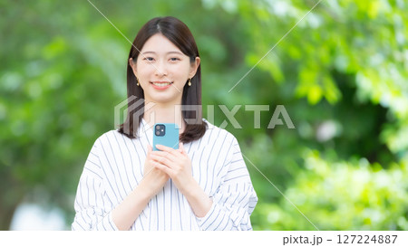 女性　スマートフォン　スマホ 127224887