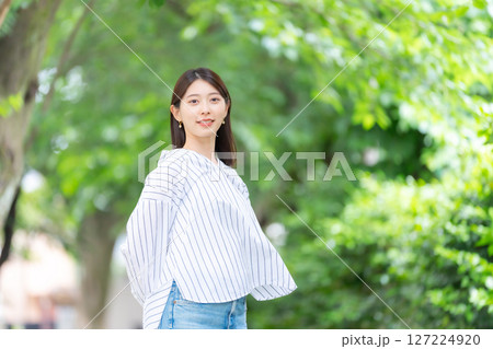 女性　新緑　公園 127224920
