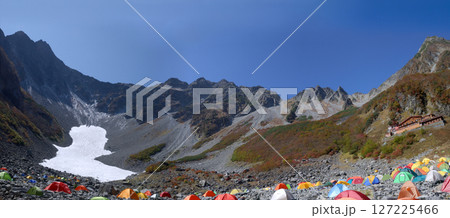 初冠雪の穂高の山々と錦秋の上高地,涸沢登山コースを彩る紅葉の木々(見ごろ)~ワイドパノラマビュー 初冠雪の穂高の山々と錦秋の上高地,涸沢登山コースを彩る紅葉の木々(見ごろ)~ワイドパノラマビュー 127225466