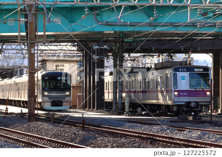 朝の東武スカイツリーライン西新井駅での緩急接続後の同時発車 127225572