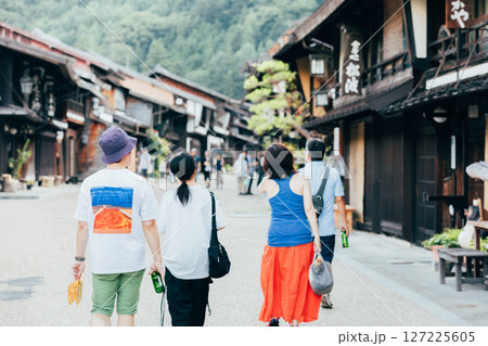 ＜長野県＞奈良井宿を観光する家族 127225605