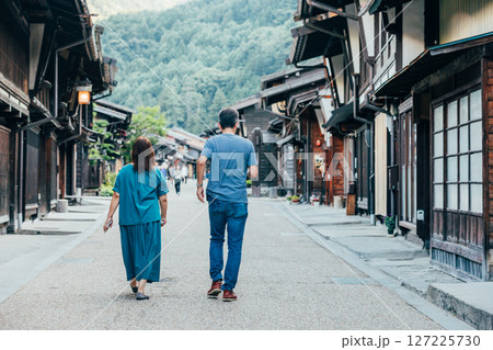 ＜長野県＞奈良井宿を観光する夫婦 127225730
