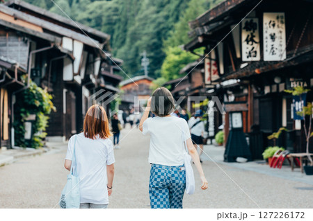 ＜長野県＞奈良井宿を観光する女性 127226172
