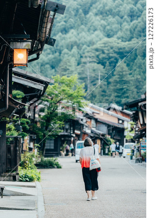 ＜長野県＞奈良井宿を観光する女性 127226173