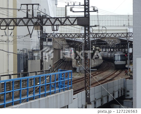 駅に停車するロマンスカー 127226563