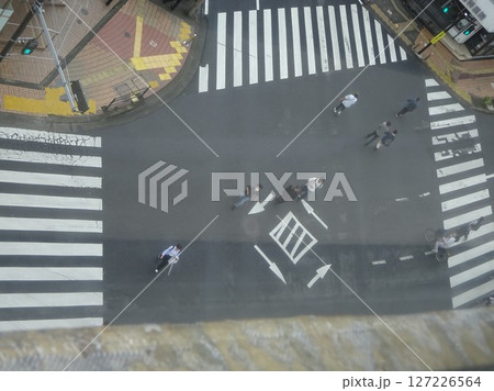 横断歩道を渡る人々 横断歩道を渡る人々 127226564