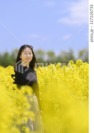 満開の菜の花畑を観光する女性 127226738