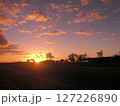 夕日に照らされた道路 127226890