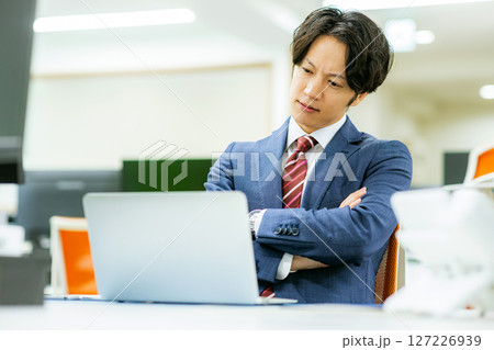 オフィスでパソコンを操作する若いビジネスマン 127226939
