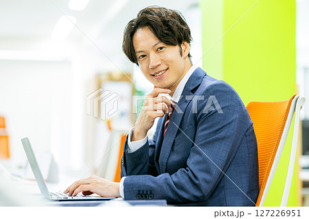 オフィスで働く若いビジネスマン オフィスで働く若いビジネスマン 127226951