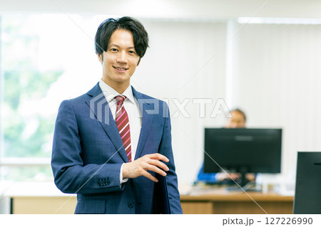 ビジネスマン　オフィス 127226990