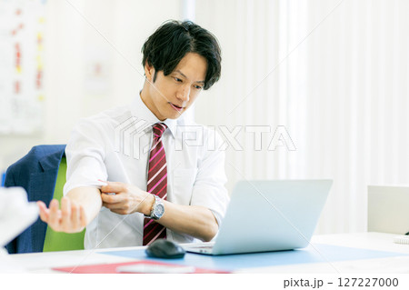 若いビジネスマン 若いビジネスマン 127227000