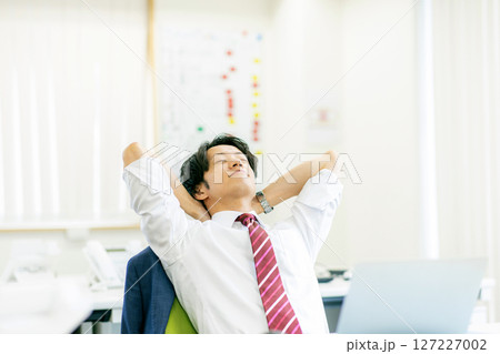 伸びをするビジネスマン 127227002