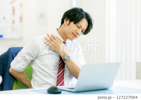 疲れたビジネスマン 127227004