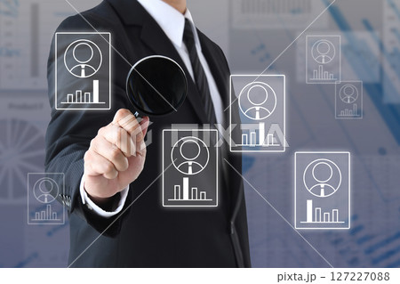 様々な人材の特性を虫眼鏡で分析するイメージ画像 127227088