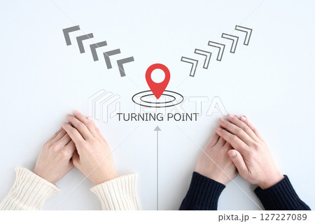 人生のターニングポイントに到達した夫婦のイメージ画像 127227089