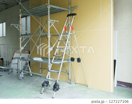 工事現場の足場 127227106