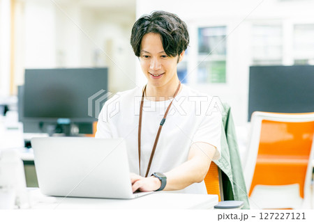 パソコンに向かう若いビジネスマン パソコンに向かう若いビジネスマン 127227121