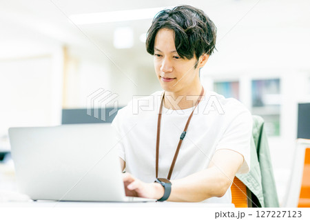 パソコンに向かう若いビジネスマン パソコンに向かう若いビジネスマン 127227123