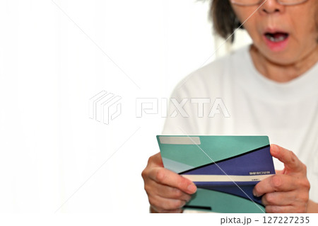 預金通帳 貯金通帳を確認するシニア 127227235