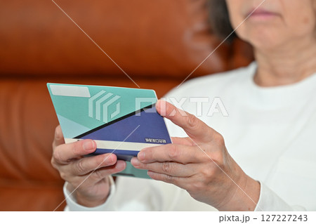 預金通帳 貯金通帳を確認するシニア 預金通帳 貯金通帳を確認するシニア 127227243