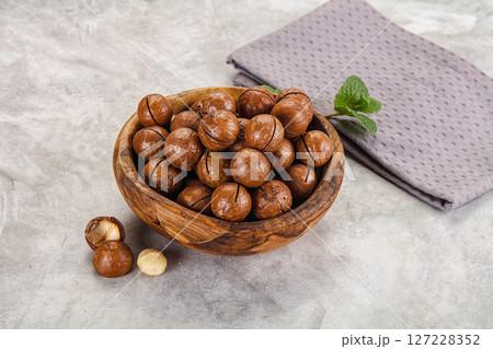 Sweet macadamia nut in the bowl 127228352